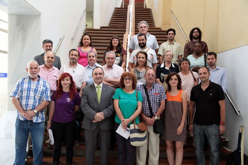 La Diputación de Badajoz entrega los talones para Cooperación a 30 asociaciones
