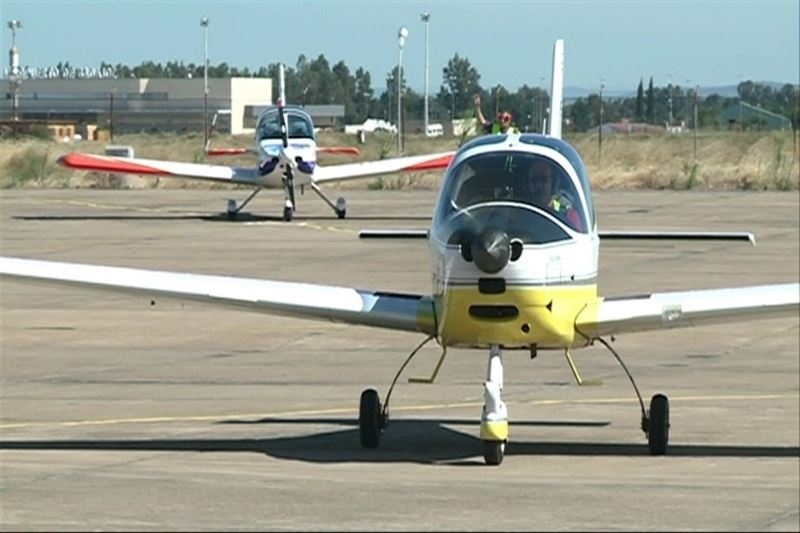 Los pilotos de la Vuelta Ibérica de aeronaves ligeras hacen escala en la Base Aérea de Talavera la Real 