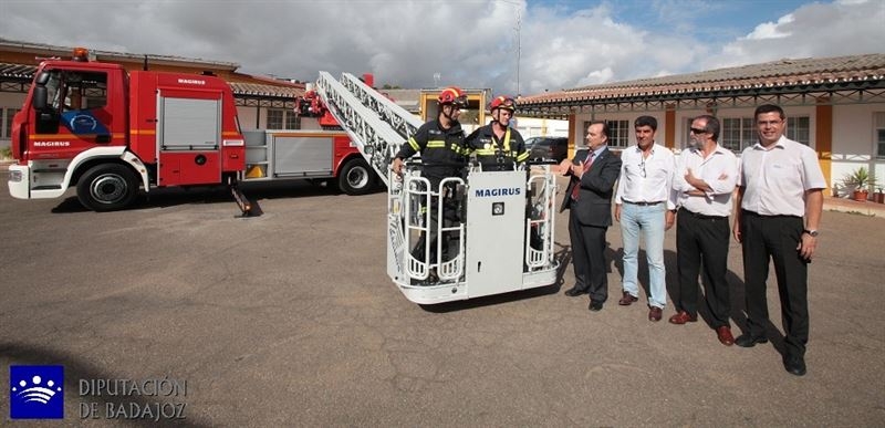 El Consorcio Provincial de Extinción de Incendios de Badajoz adquiere un camión autoescala que alcanza 32 metros