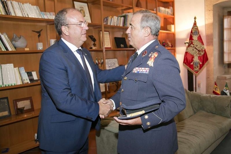 Monago recibe al nuevo coronel de la Base Aérea de Talavera la Real