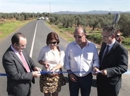 La carretera que une La Nava de Santiago con Cordobilla de Lácara se inaugura tras las obras de refuerzo y señalización