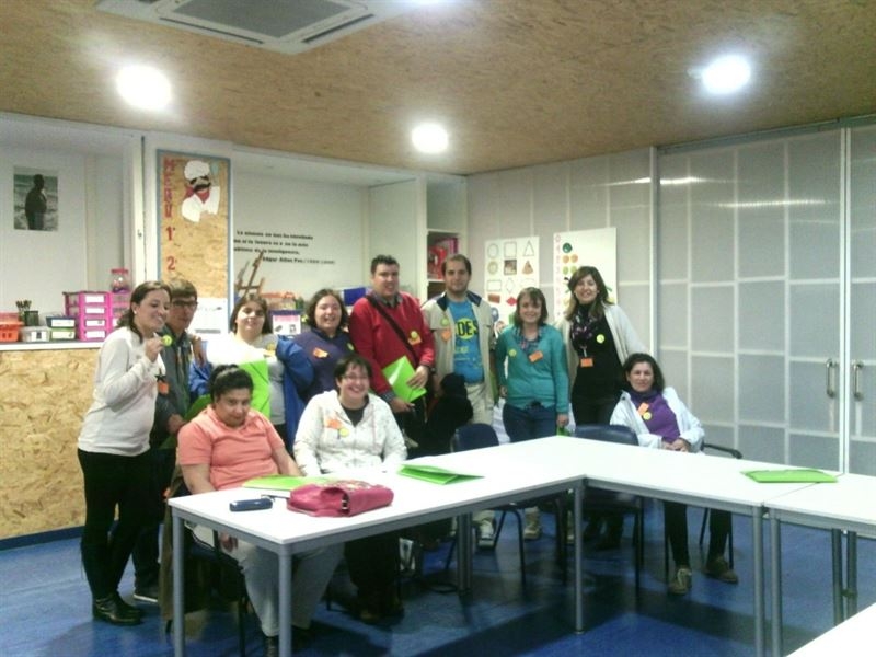 Usuarios de Aprosuba 4 participan en un taller para fomentar el bienestar de las personas con discapacidad intelectual