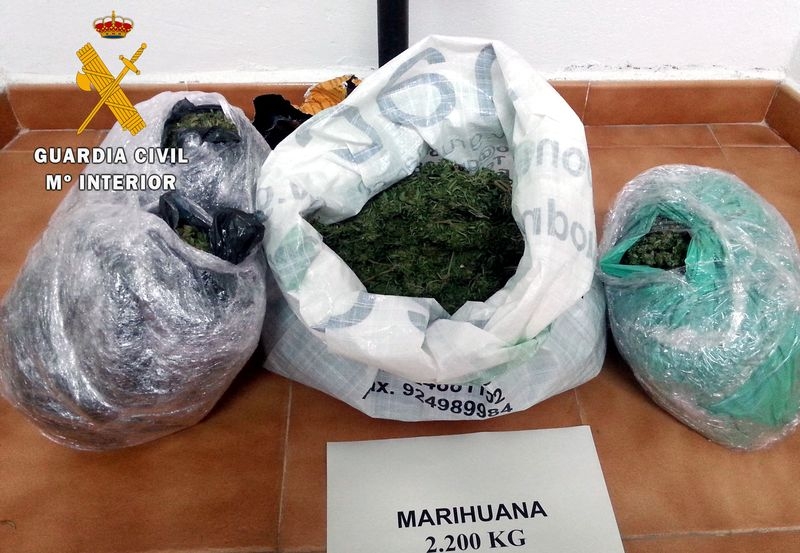 La Guardia Civil detiene a tres jóvenes cuando transportaban en un vehículo más de dos kilos de marihuana