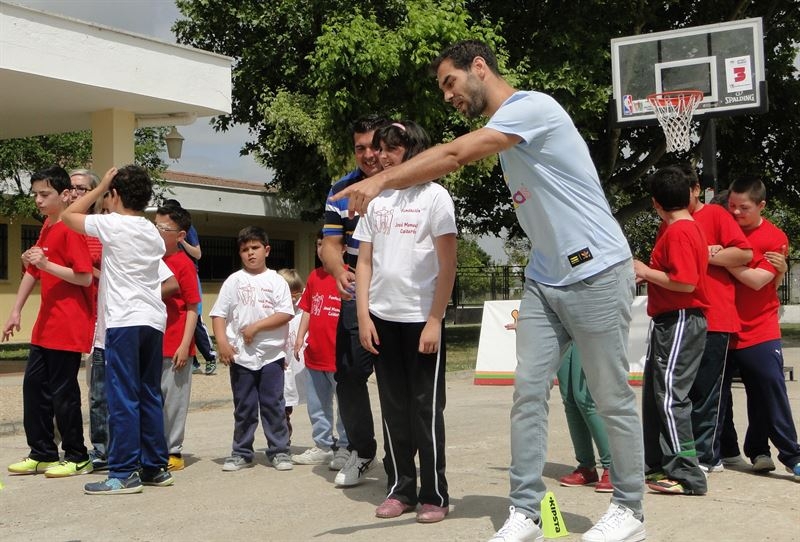 El jugador José Manuel Calderón acerca el baloncesto a un centro de educación especial de Villanueva de la Serena