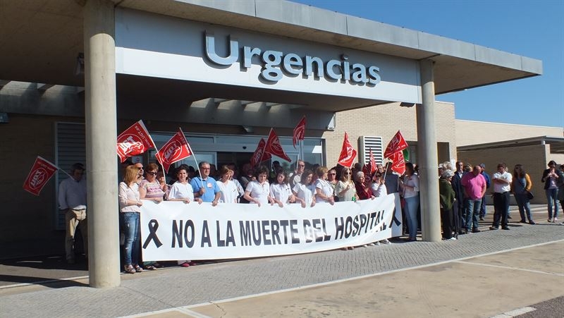 Trabajadores del Hospital de Talarrubias protestan de forma ''silenciosa'' por el ''desmantelamiento'' del centro