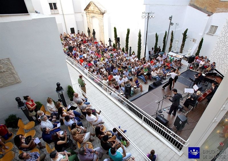 La formación Libertango repasa en el patio del Museo de Bellas Artes los tangos más conocidos de Piazzolla
