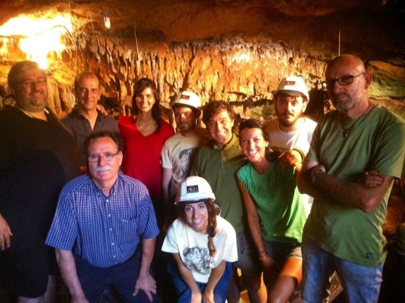 Más de 30 personas participan en la campaña de excavaciones de las cuevas de Fuentes de León 