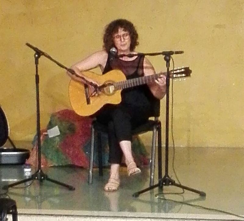 La cantante Carmen Orte actúa en la inauguración de la exposición de José da Paula en Montijo