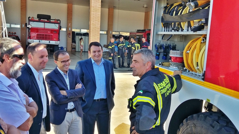 El presidente de la Diputación se compromete a desarrollar la carrera profesional de los bomberos del CPEI