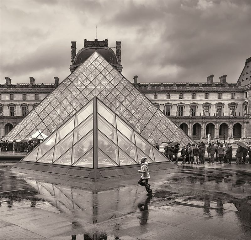 La fotógrafa Katy Gómez expone '12 horas en el Louvre' en Villafranca de los Barros