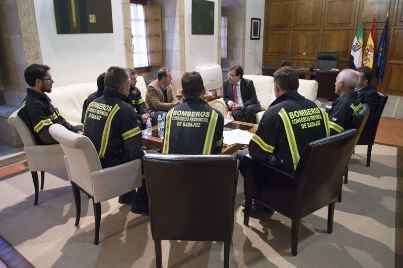 Vara se reúne con bomberos del CEPEI de la Diputación de Badajoz y con miembros del grupo Acetre