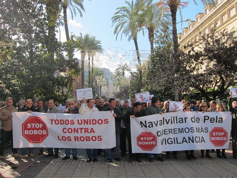 Unas 500 personas se concentran en Badajoz para que se refuerce la seguridad ante los robos en el campo