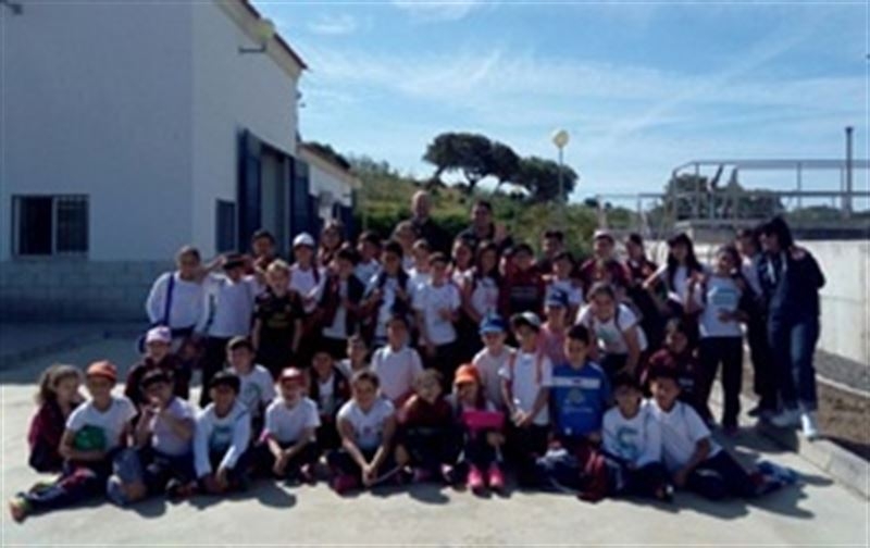 Medio centenar de escolares y docentes visitan la depuradora de Cheles (Badajoz)