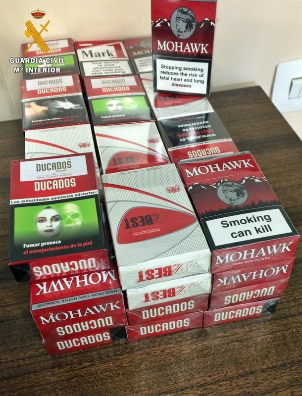 La Guardia Civil interviene cajetillas de tabaco de contrabando en una tienda de chucherías de Mérida