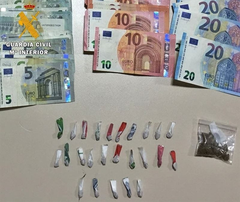 Detenidos en Llerena tres jóvenes con 25 papelinas de mezcla de heroína-cocaína preparadas para su venta