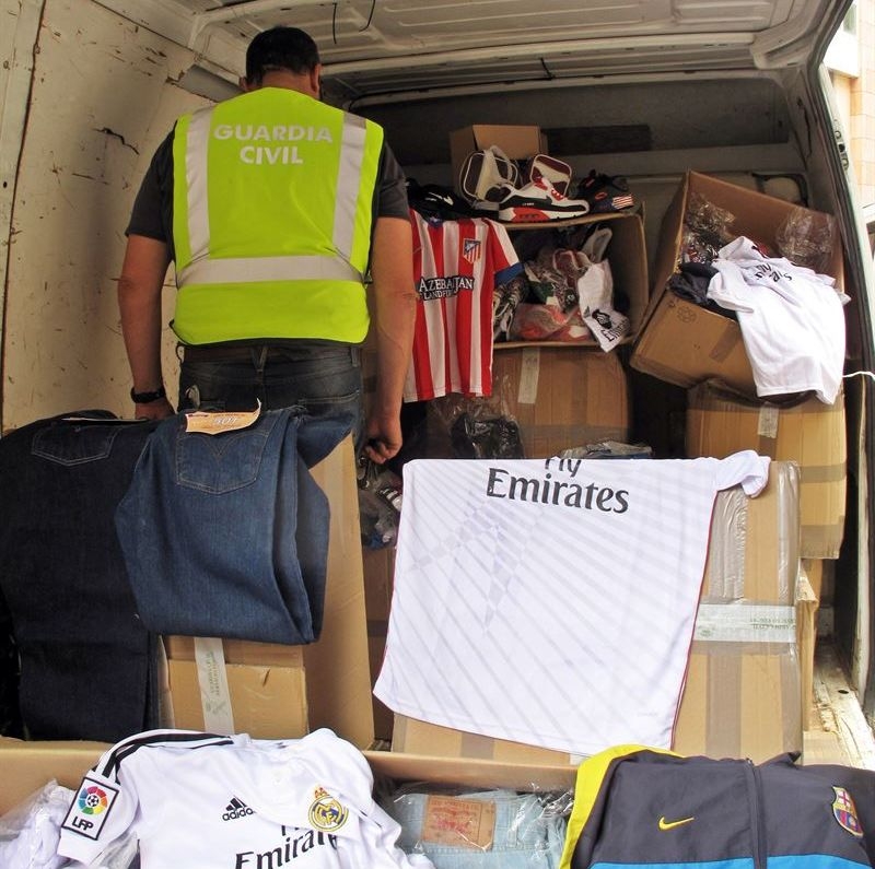 La Guardia Civil interviene más de 800 prendas de vestir y calzado falsificado en Almendralejo