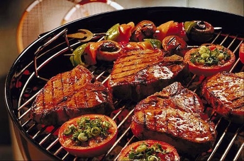 El gran debate del verano: ¿barbacoa de carne o pescado?