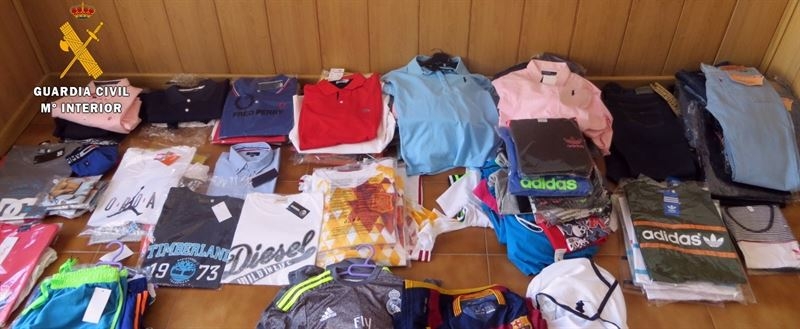 La Guardia Civil interviene más de un centenar de prendas falsificadas en el mercadillo de La Zarza