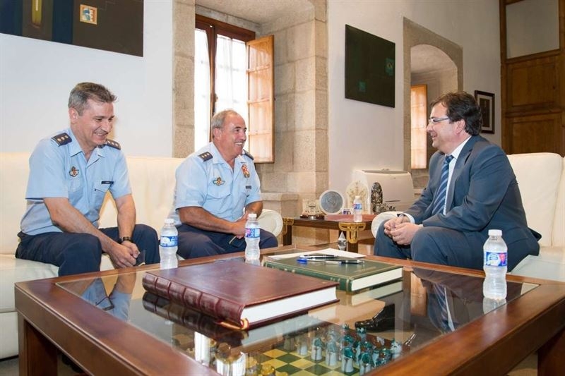 Fernández Vara recibe al nuevo coronel jefe de la Base Aérea de Talavera la Real