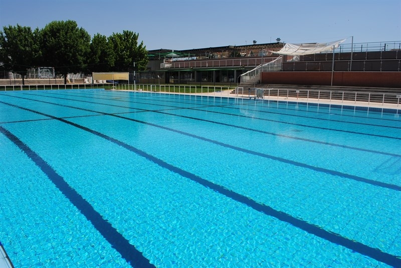 Apamex asesora a los alcaldes para instalar en las piscinas municipales grúas y elevadores acessibles