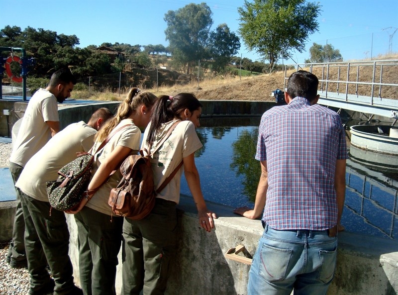 Alumnos del programa Aprendizext visitan la depuradora de Oliva de la Frontera