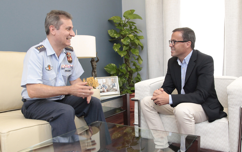 El Coronel Jefe de la Base Aérea de Talavera la Real visita al presidente de la Diputación de Badajoz