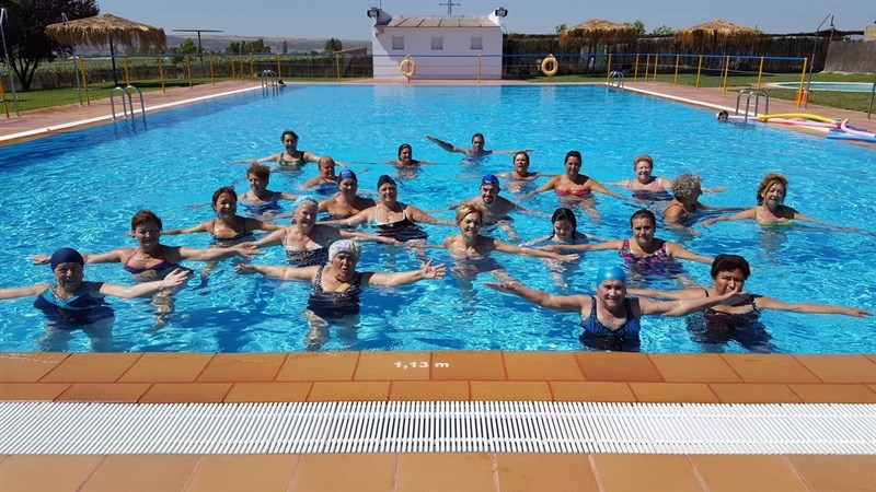 Finalizan los cursos de acuaerobic organizados por el Ayuntamiento de Coria con un total de 42 alumnas