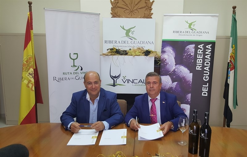 Un convenio de colaboración entre la Diputación y la D.O Ribera del Guadiana promocionará dichos vinos