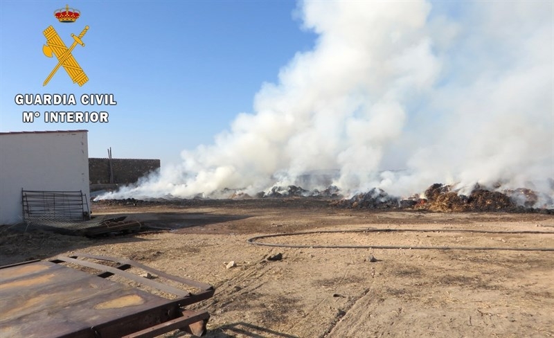 El incendio de mil pacas de heno en Villanueva del Fresno fue provocado por una ''imprudencia'' con una radial