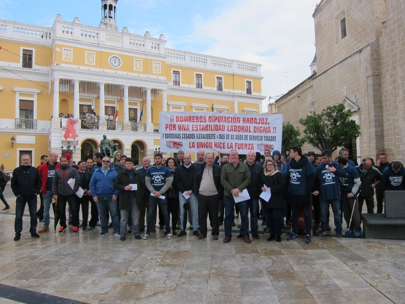 Bomberos y representantes de Guadiana del Caudillo y Villafranco se manifiestan por la ''actitud dictatorial'' de Gallardo