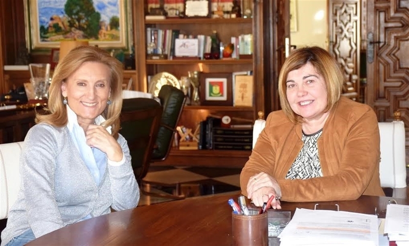 Jerónima Sayagués se despide de la presidenta de la Diputación de Cáceres y le agradece el clima de 