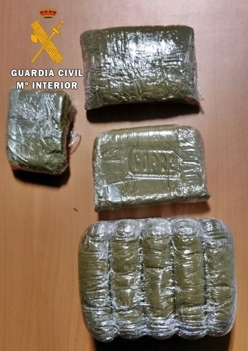 Dos detenidos en Herrera del Duque y Los Santos de Maimona por transportar hachís y cocaína en sus vehículos