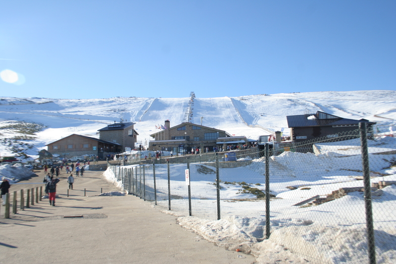 Alumnos procedentes del mundo rural de la provincia de Badajoz visitan la estación de esquí de La Covatilla