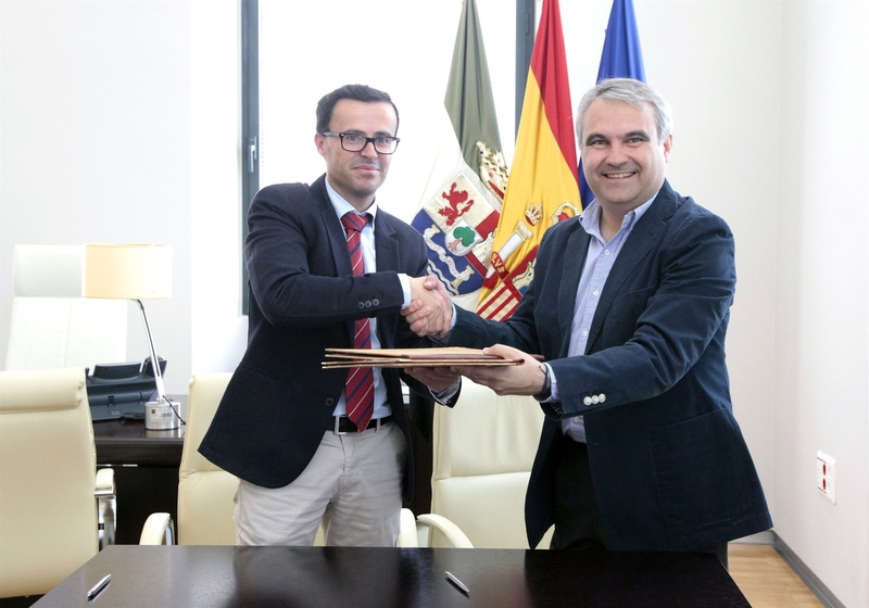 Diputación y ayuntamiento de la capital pacense firman un convenio para compartir fibra óptica municipal