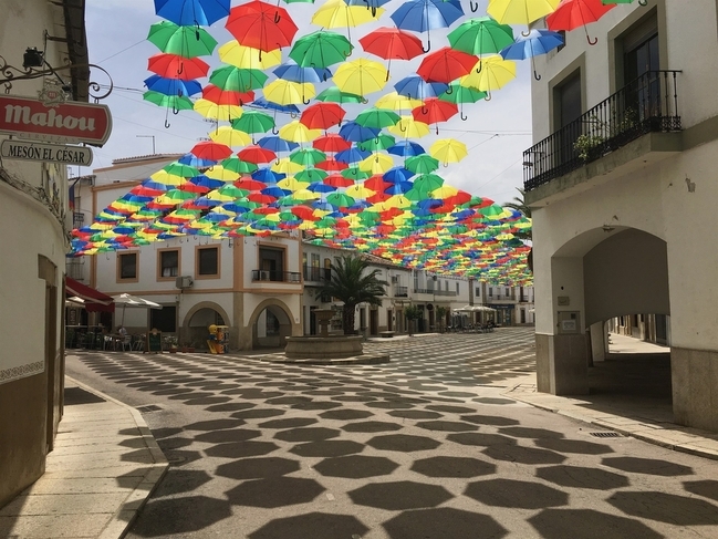 Cerca de 1.400 paraguas inundan de color y dan sombra a la Plaza Mayor de Malpartida de Cáceres