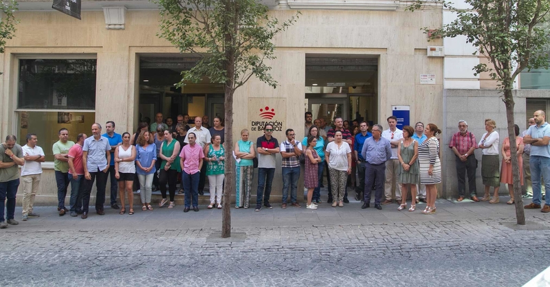 La Diputación de Badajoz guarda un minuto de silencio en repulsa y dolor por el atentado de Barcelona