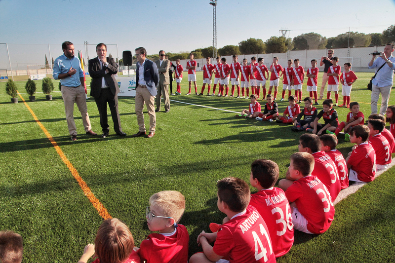 Navalvillar de Pela ya dispone de un nuevo campo de fútbol con césped artificial