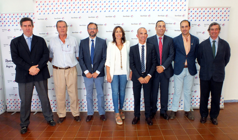 IBERCAJA renueva el convenio con seis asociaciones ganaderas en la inauguración  de la feria internacional de San Miguel en Zafra