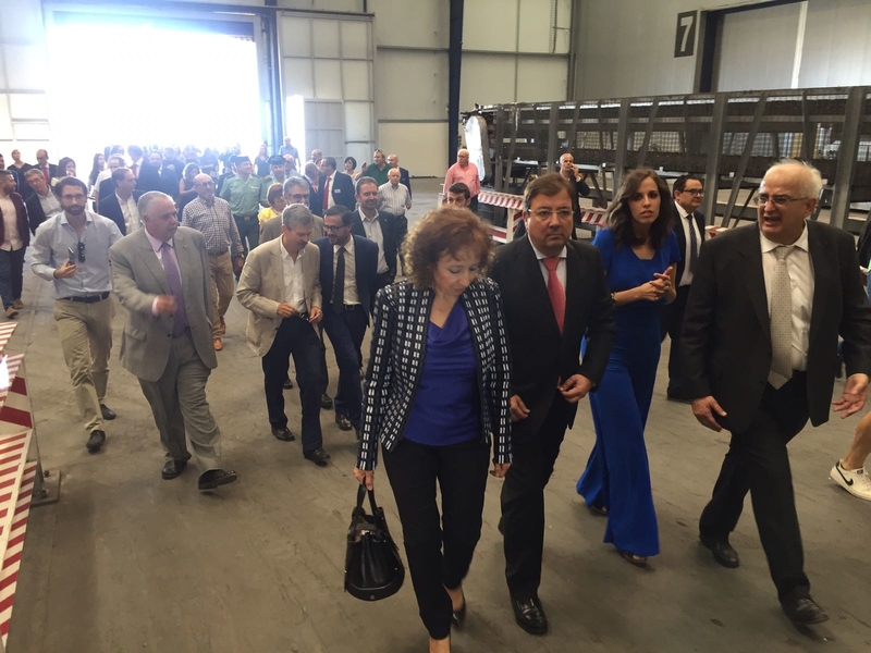 El presidente de la Junta de Extremadura, inaugura una nueva planta de la fábrica Alumasa en Villafranca de los Barros