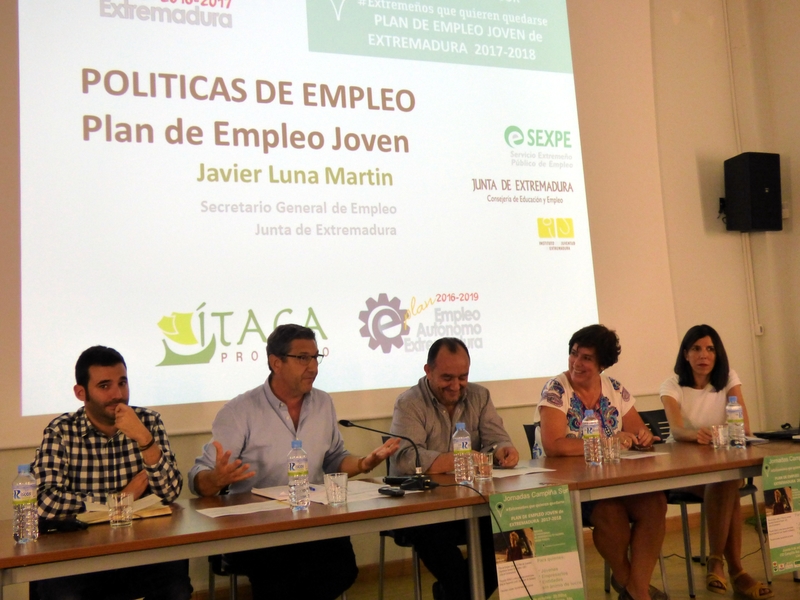Los jóvenes de Campiña Sur son informados por el Plan de Empleo Joven de Extremadura 2017/2018