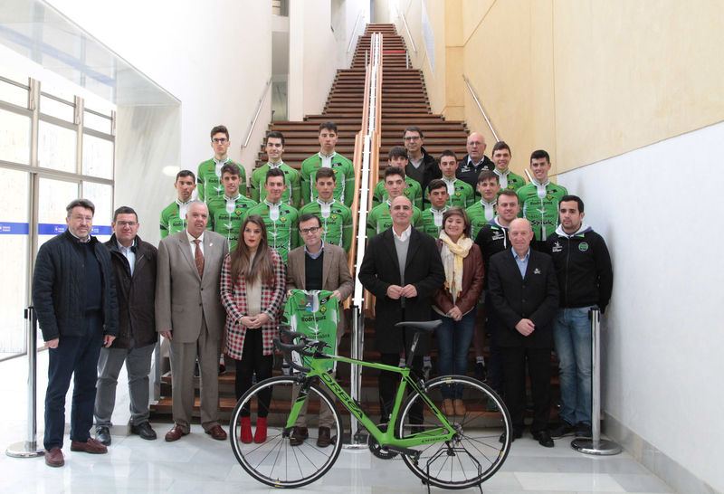 El equipo ciclista élite y sub-23 Bicicletas Rodríguez se presenta en la Diputación