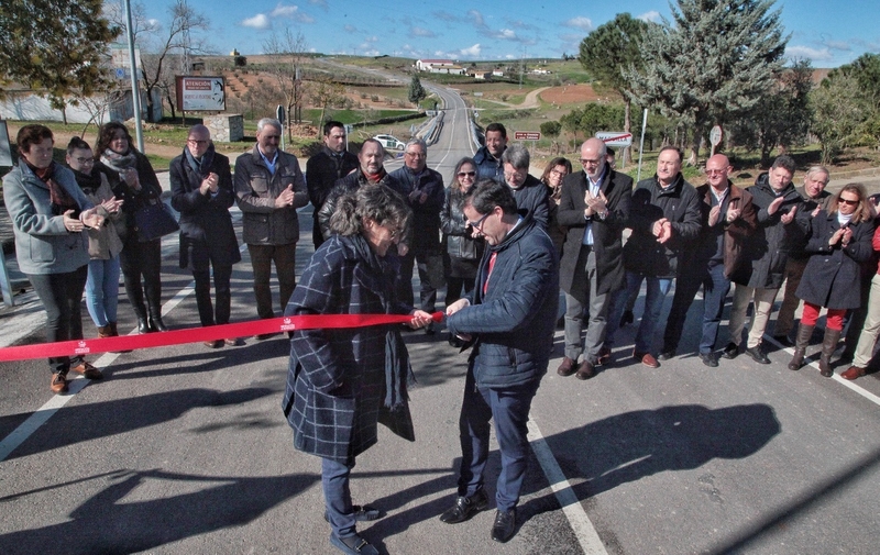 El presidente de la Diputación inaugura las obras realizadas en la carretera BA-086 de Maguilla a la EX-103