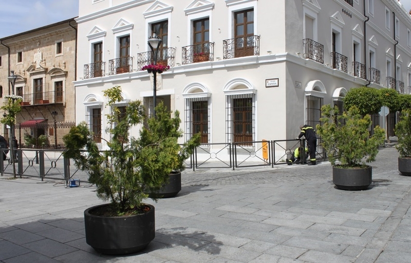 Comienza la instalación de un vallado en el perímetro de la Plaza de España de Mérida