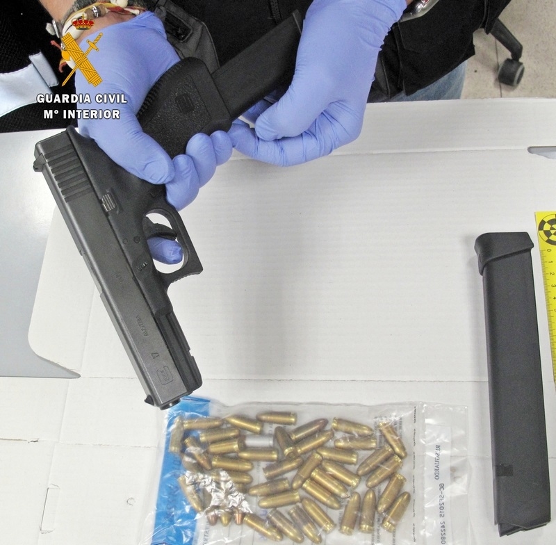 La Guardia Civil detiene a dos conocidos delincuentes cuando portaban ilegalmente una pistola