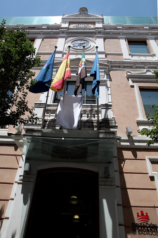 La Diputación de Badajoz iza una bandera blanca como adhesión al Día Mundial de los Refugiados