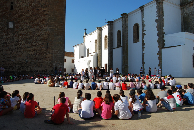 Olivenza conmemora el 20 de junio con la recreación de la espiral del refugiado e historias en primera persona