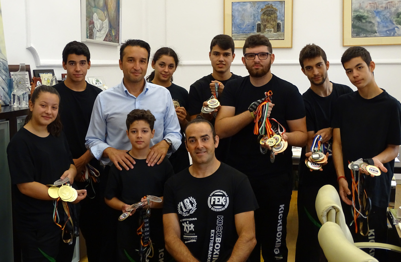 Representantes de la Federación Extremeña de Kickboxing visitan al diputado provincial de Cultura