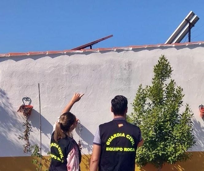 Detenidos dos vecinos de Mérida dedicados al robo en instalaciones fotovoltaicas de casas de campo