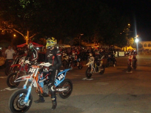 El Motorshow de Zafra congrega a 5.000 aficionados para ver carreras de motos y quad nocturnas con 50 pilotos