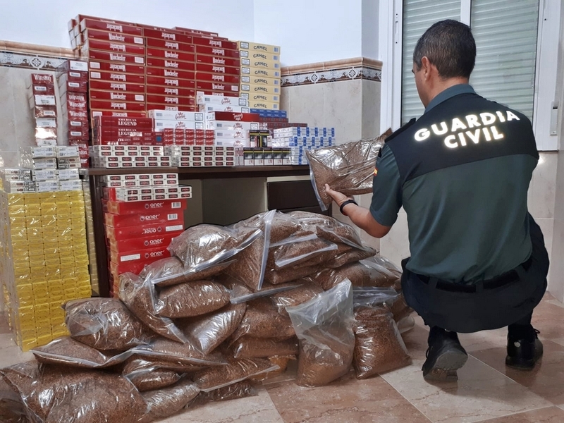 La Guardia Civil interviene en una nave de Almendralejo 4.300 cajetillas de tabaco de contrabando y 56 kg de picadura